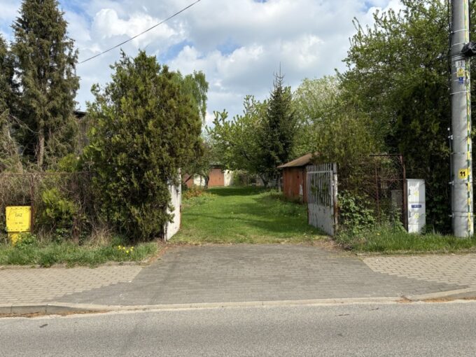 Działka z garażami, pozwoleniem na bud. projektem.
